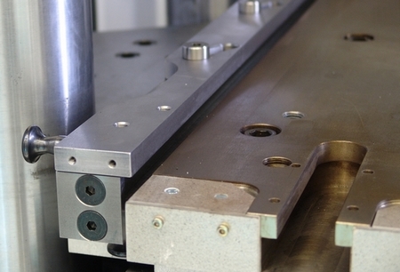 Quick-latch system on ejectors|for rubber injection press